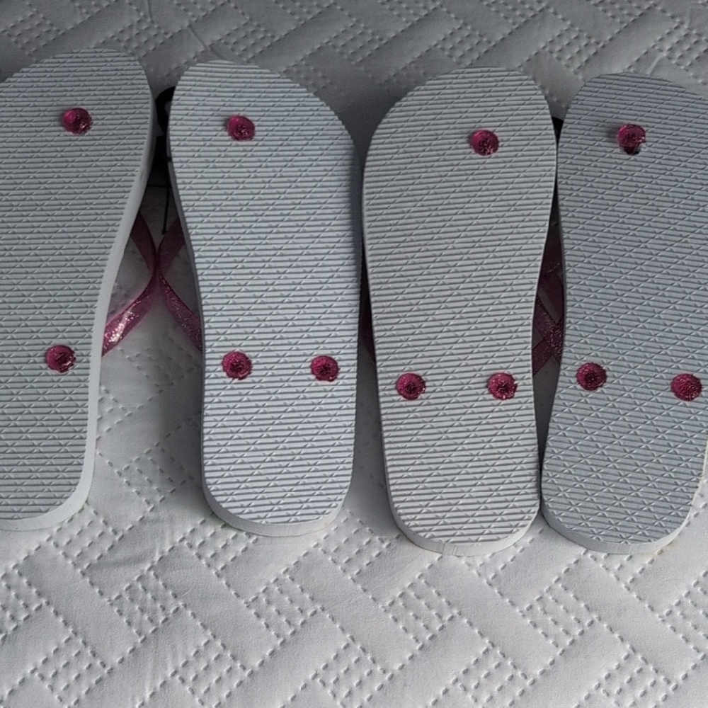 New Women's Gummy Bear Flip Flops - Picture 4 of 5